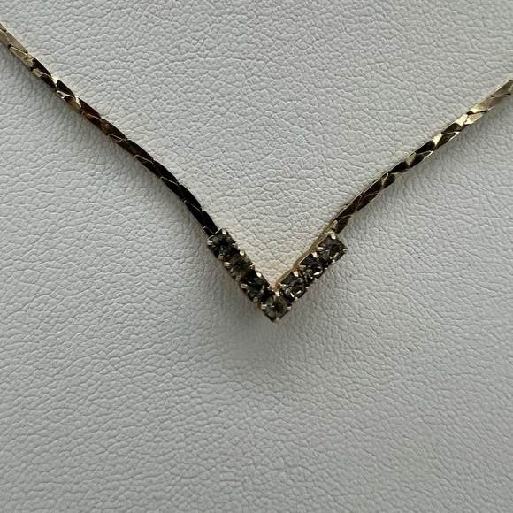 Vintage Sarah Coventry Gold-Tone V Necklace Rhinestone Detail 16" Choker Style - Picture 7 of 7